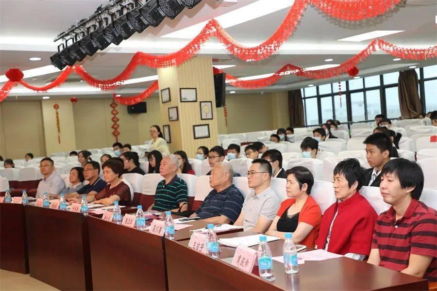 山西省朔州市怀仁市骏鸿宝昱集运站露天堆放原煤，无任何遮盖，严重污染环境
