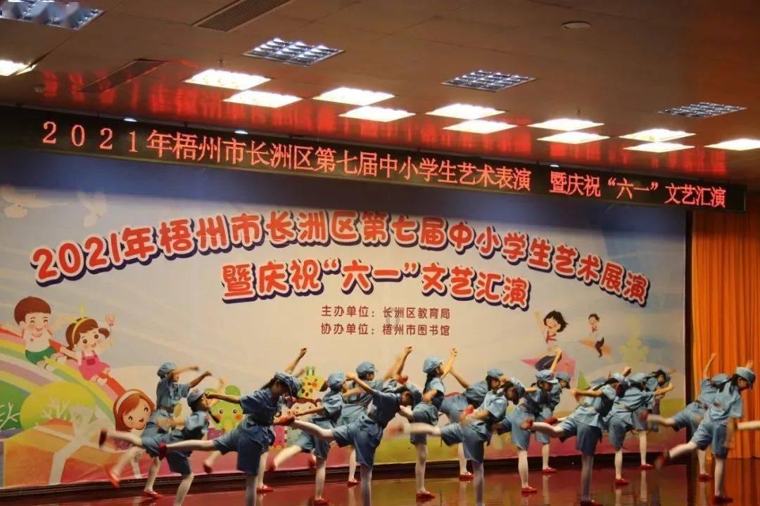 逃离残破的机舱